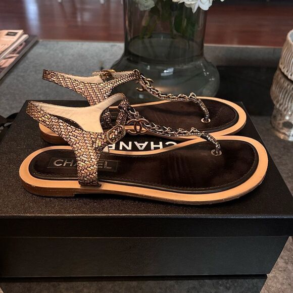Chanel Fantasy Goatskin Suede CC Chain Thong Sandals RARE - Picture 6 of 11